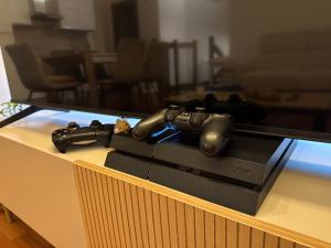 zwei Videospiel-Controller liegen auf einem Tisch in der Unterkunft Loft 84 in Piacenza