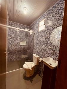 een badkamer met een toilet, een wastafel en een douche bij Shalon Adonai by Martinelli in Fernando de Noronha +23 foto's