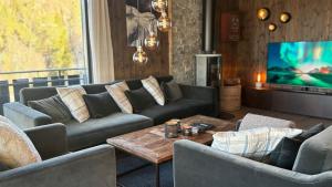 TV/trung tâm giải trí tại Modern and cozy mountain cabin - panoramic view!