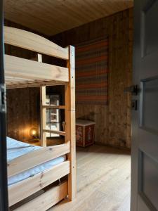 Giường trong phòng chung tại Modern and cozy mountain cabin - panoramic view!