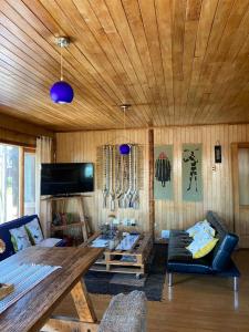 a living room with a couch and a wooden ceiling at Hostal Casa Damasco in Ancud