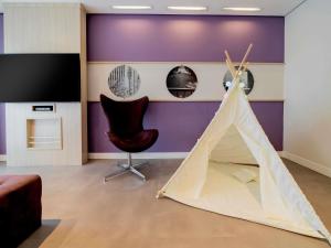 - un salon avec une tente et une chaise dans l'établissement Mercure Sao Paulo Pamplona, à São Paulo