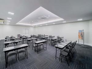 une salle de classe avec des tables et des chaises dans une salle dans l'établissement Mercure Sao Paulo Pamplona, à São Paulo