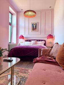 una camera da letto con un letto e un divano di The Bank - Rooms & Apartments by Coorie Doon Stays a Troon Altre 22 foto