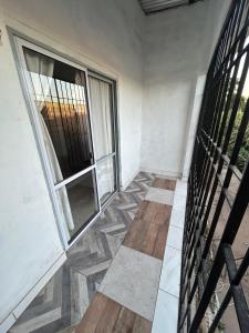 un balcone vuoto con una finestra e una scala di Don Francisco a Junín