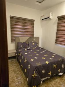 a bedroom with a bed with a comforter with stars on it at Rehoboth in Mama