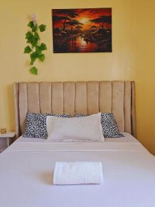 En eller flere senge i et værelse på Two bedroom apartment, Mombasa CBD