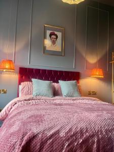 una camera con un letto viola e 2 lampade di The Bank - Rooms & Apartments by Coorie Doon Stays a Troon