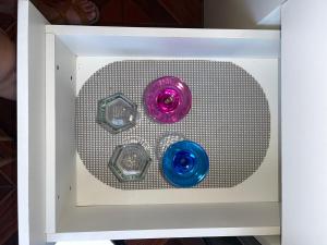 een afbeelding van twee vazen in een witte lijst bij Cabañas Valentina in Valdivia