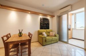 a living room with a green couch and a table at Dimora Karalis in Cagliari