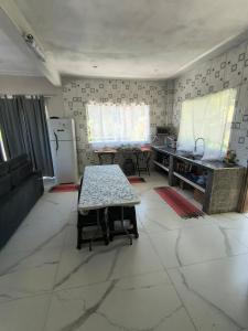 a kitchen with a table in the middle of a room at Varanda do Céu Paraty in Paraty