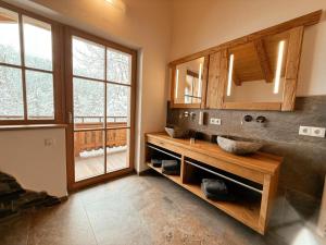 Nhà bếp/bếp nhỏ tại Wildrose +43 ảnh