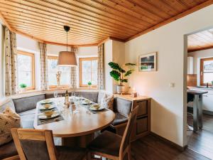 una sala da pranzo con tavolo e sedie di Barney a Rauris