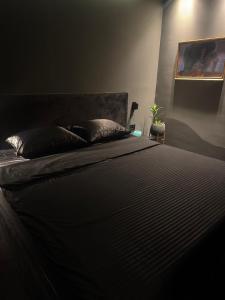 Giường trong phòng chung tại Hedonist