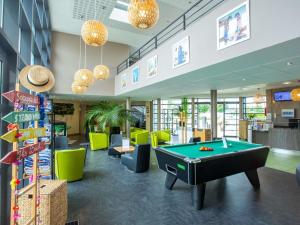 ein Billardtisch mitten in einer Lobby in der Unterkunft Hôtel Ibis Styles Bourges in Bourges