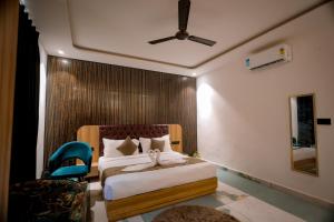 Giường trong phòng chung tại Troy Resorts and wellness