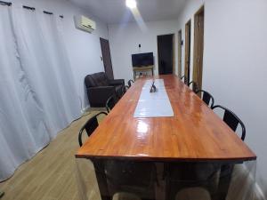 een conferentieruimte met een lange houten tafel en stoelen bij Gran Casa de Campo - Chacra Lavanda in Salto +26 foto's