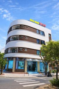 een gebouw met een bord erop bij Dũng Quyến Homestay in Da Nang