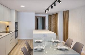 een eetkamer met een tafel en stoelen in een keuken bij El Ático in Gandía