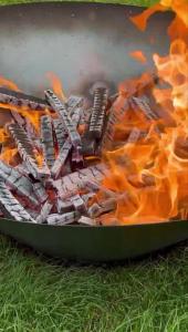 una padella piena di fuoco e un mucchio di cibo di Laurel River Club Bed & Breakfast or LRCBNB a Dryfork