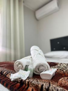 a hotel room with a towel and a remote control at Quarto Suíte Na grande Florianopolis in São José