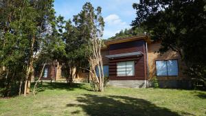 een blokhut met een tuin ervoor bij Lodge Perry Barnes in Puerto Varas