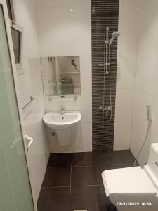 Phòng tắm tại لؤلؤة راحتي للشقق الفندقية