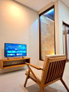 TV a/nebo společenská místnost v ubytování Omi Homestay