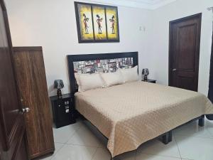 a bedroom with a bed and a picture on the wall at Mi Cassa Real Degollado Hotel #4 in Degollado