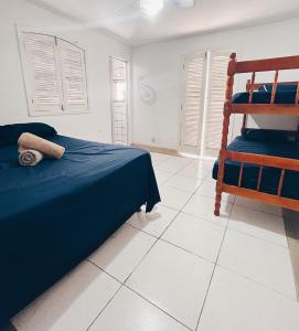 una camera con un letto blu e un letto a castello di Surf & Arte Hostel a Cabo Frio