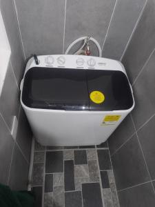 bagno con lavandino bianco in camera di Acogedor apartamento a Apartadó 1 altra foto