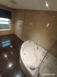 Phòng tắm tại لؤلؤة راحتي للشقق الفندقية +22 ảnh