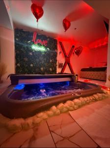 een jacuzzi in een kamer met hartballonnen bij Asdreamslove in Alès