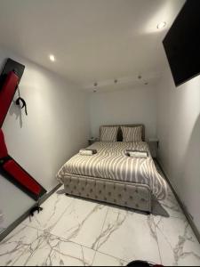 een slaapkamer met een bed in een witte kamer bij Asdreamslove in Alès