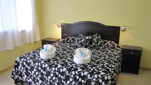a bedroom with a bed with two baskets on it at Calafquén in San Antonio Este