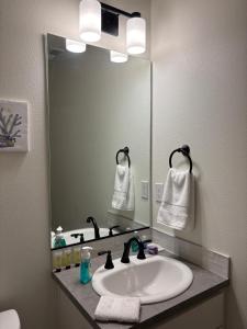 Et badeværelse på Home at Kingwood in Forest Grove