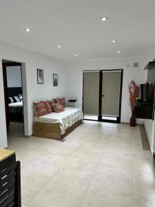 una camera da letto con un letto con cuscini sopra di Siempre Verde a Tandil