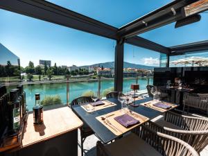 ein Restaurant mit Blick aufs Wasser in der Unterkunft Hotel City Maribor in Maribor + 213 Fotos
