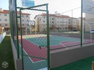 een tennisbaan met een hek eromheen bij Ilhéus in Ilhéus