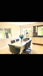 Khu vực ghế ngồi tại Shangri-La Large Family Townhouse free carpark