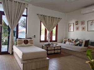two beds in a room with windows at Jc Pran บ้านพัก in Sam Roi Yot