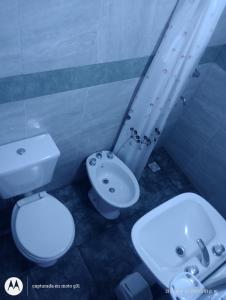 ein Badezimmer mit Toilette und Waschbecken in der Unterkunft Hosteria sol naciente in Cafayate
