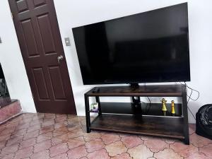 a flat screen tv sitting on a wooden table at Casa Girasol PZ in San Isidro de El General