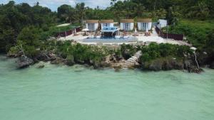 an aerial view of a house on a island in the water at Viera Resort in Ngurblut