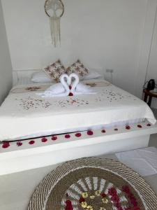 a bed with two swans made out of towels at Viera Resort in Ngurblut