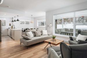 een woonkamer met een bank en een tafel bij Mont Blanc 121-111 in Saint-Faustin