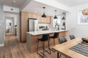 een keuken met een tafel en een koelkast bij Mont Blanc 121-111 in Saint-Faustin +22 foto's