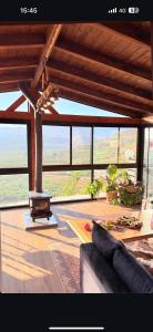 een woonkamer met open haard en een bank bij Four Seasons View in Majdal Shams