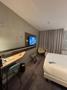 Et tv og/eller underholdning på Kyriad Chateauroux Nord - Aéroport