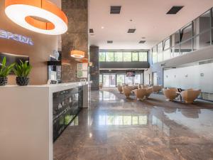 eine Lobby mit einer Stuhlreihe in einem Gebäude in der Unterkunft Hotel City Maribor in Maribor